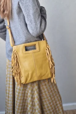 Bolso de piel con flecos mostaza