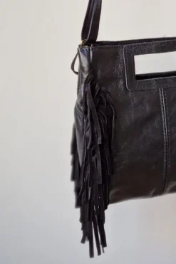 Bolso de piel con flecos negro metalizado