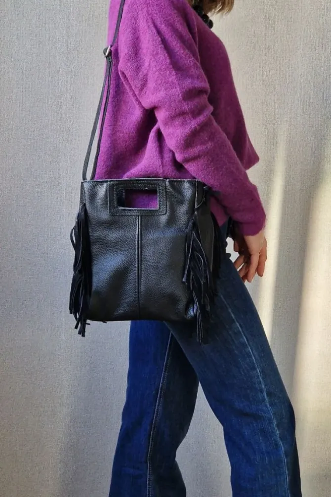 Bolso de piel con flecos negro