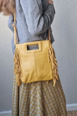Bolso de piel con flecos mostaza