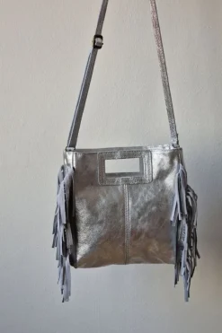 Bolso de piel con flecos plateado metalizado