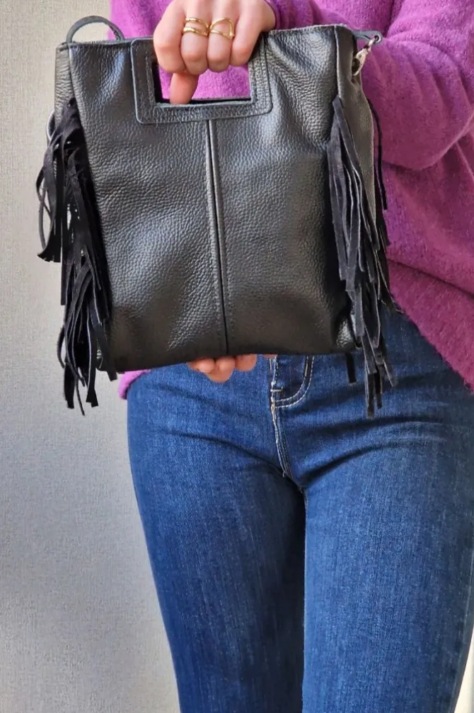 Bolso de piel con flecos negro