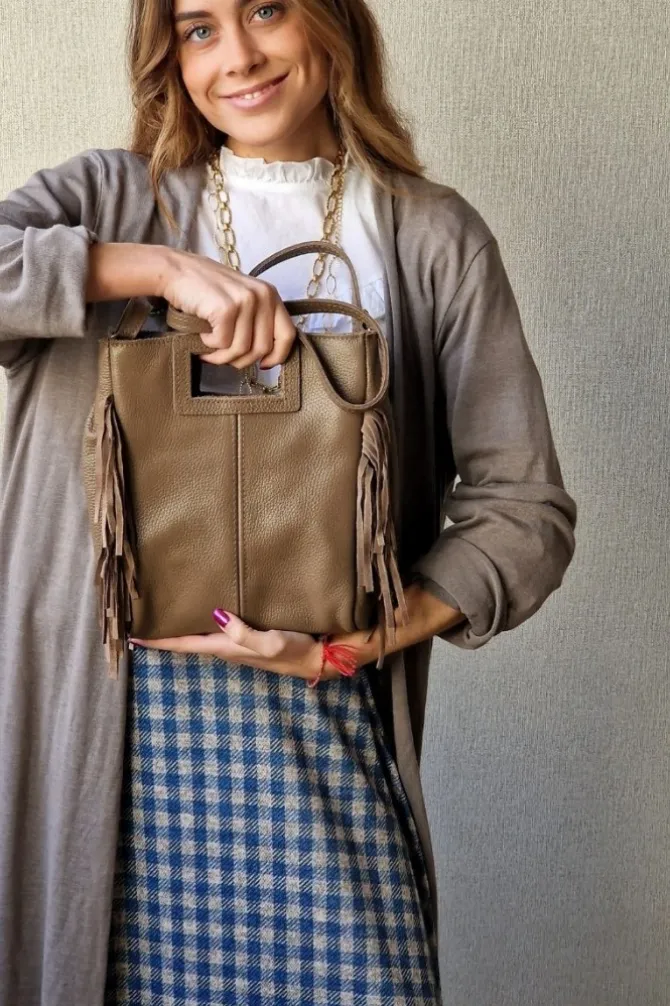 Bolso de piel con flecos topo