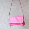 Bolso de piel fucsia con dos cadenas