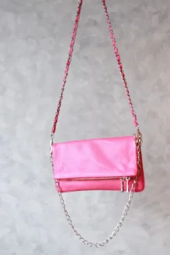 Bolso de piel fucsia con dos cadenas