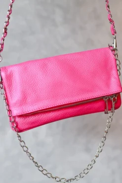 Bolso de piel fucsia con dos cadenas