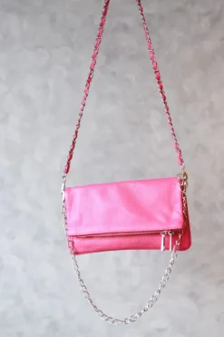 Bolso de piel fucsia con dos cadenas