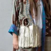 Bolso de piel liso con flecos dorado