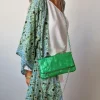 Bolso de piel metalizada con dos cadenas color verde