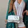 Bolso de piel metalizada con dos cadenas color plata
