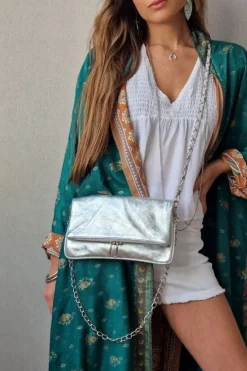 Bolso de piel metalizada con dos cadenas color plata