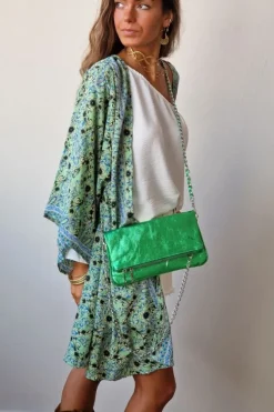 Bolso de piel metalizada con dos cadenas color verde
