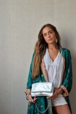 Bolso de piel metalizada con dos cadenas color plata