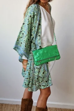 Bolso de piel metalizada con dos cadenas color verde
