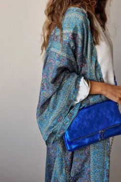 Bolso de piel metalizada con dos cadenas color azul