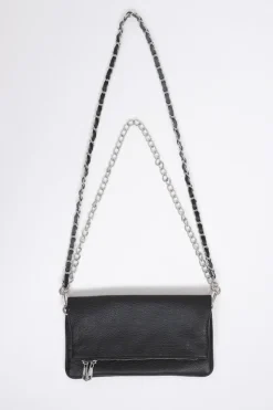 Bolso de piel negro con dos cadenas