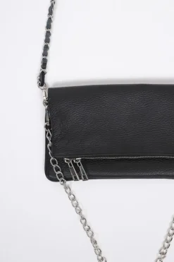 Bolso de piel negro con dos cadenas