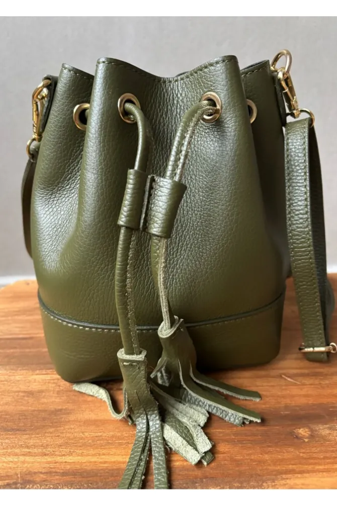 Bolso de piel tipo bombonera verde militar
