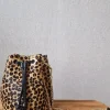 Bolso de piel tipo bombonera animal print