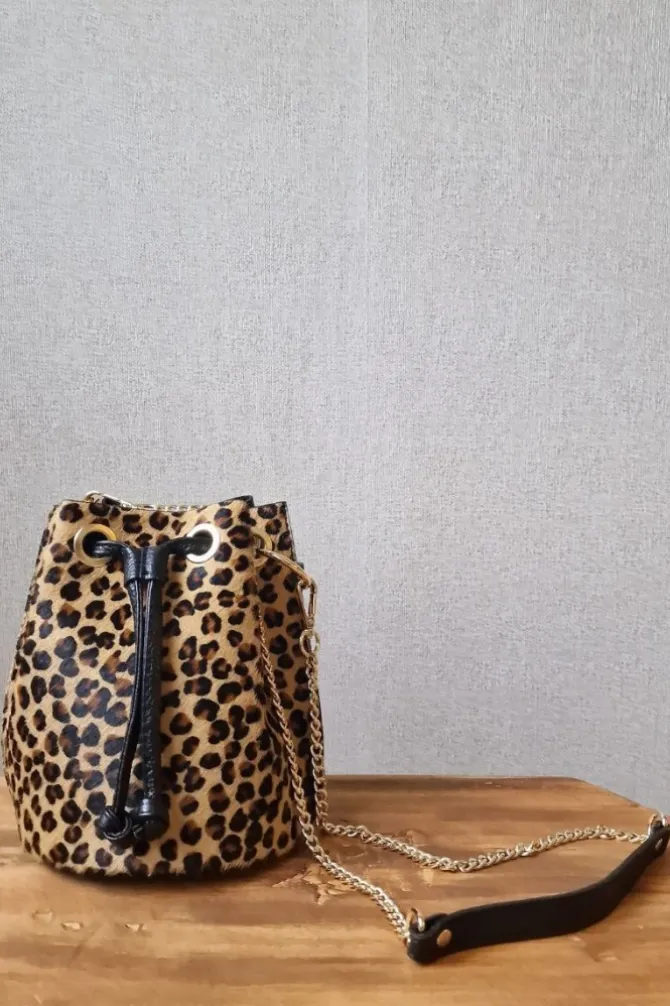 Bolso de piel tipo bombonera animal print