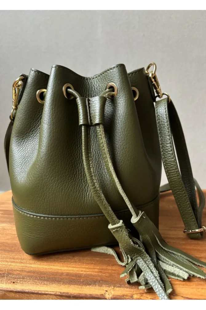 Bolso de piel tipo bombonera verde militar