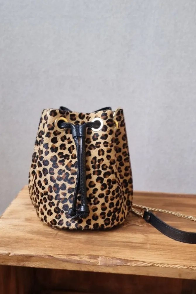 Bolso de piel tipo bombonera animal print