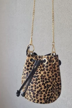 Bolso de piel tipo bombonera animal print