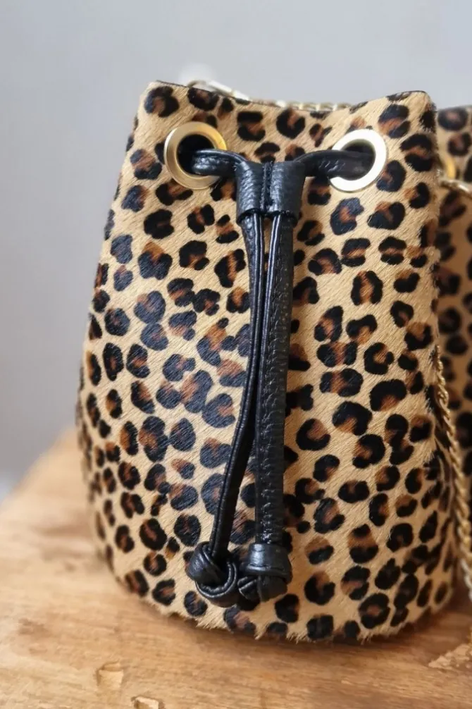 Bolso de piel tipo bombonera animal print