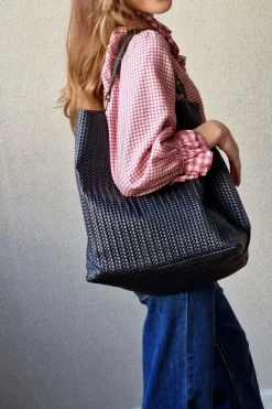 Bolso de piel trenzada negro