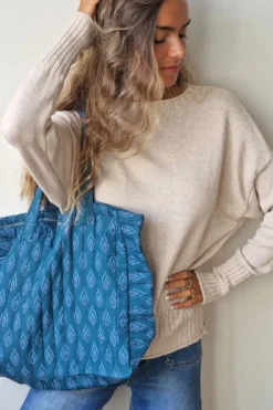 Bolso de tela acolchado con estampado paisley azul