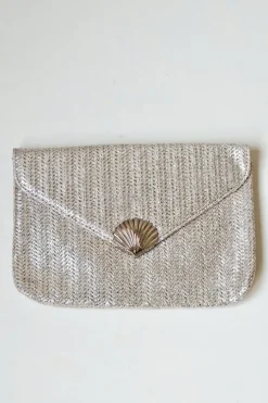 Bolso fiesta tipo rafia plateada y concha