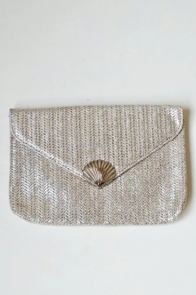 Bolso fiesta tipo rafia plateada y concha