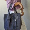 Bolso gris de ante con asa y pompón
