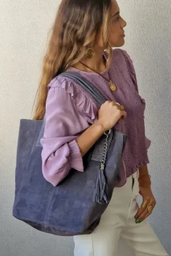 Bolso gris de ante con asa y pompón