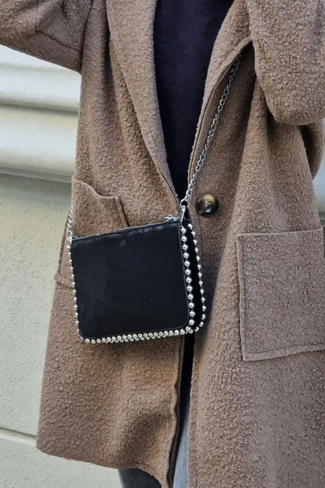 Bolso negro bandolera tachas