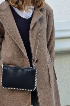 Bolso negro bandolera tachas