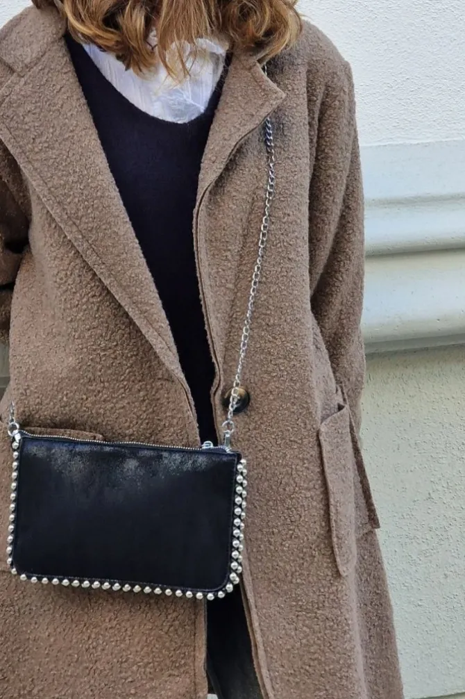 Bolso negro bandolera tachas