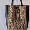 Bolso negro con piel de potro animal print