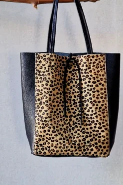 Bolso negro con piel de potro animal print