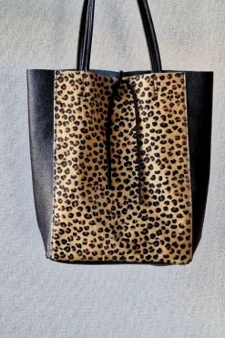 Bolso negro con piel de potro animal print