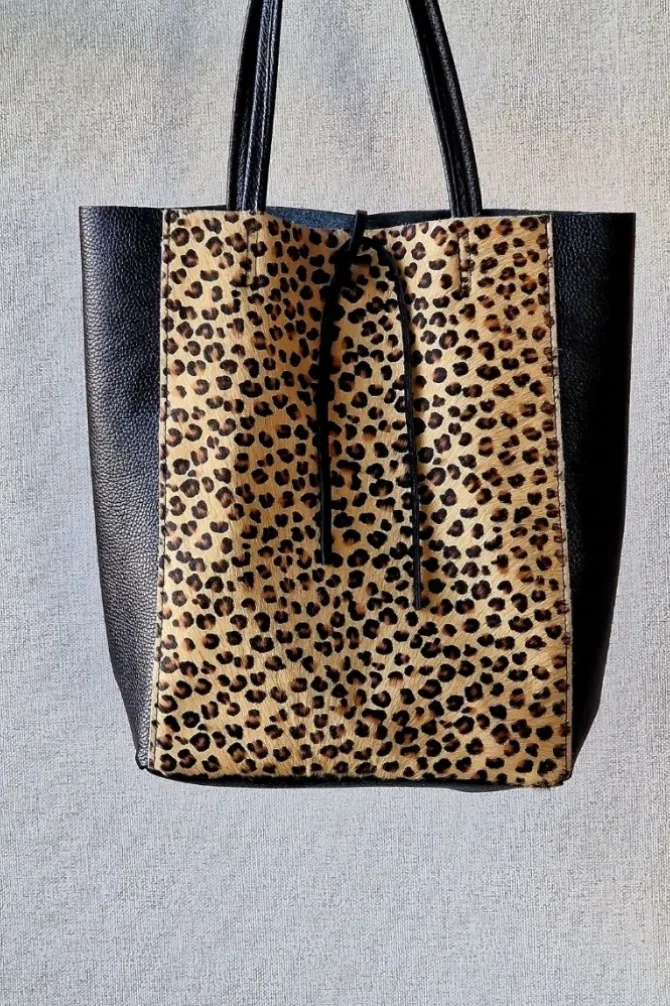 Bolso negro con piel de potro animal print
