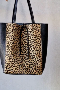 Bolso negro con piel de potro animal print