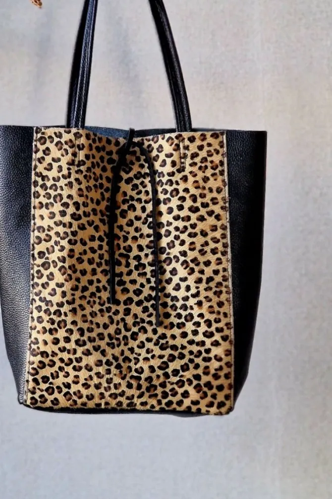 Bolso negro con piel de potro animal print
