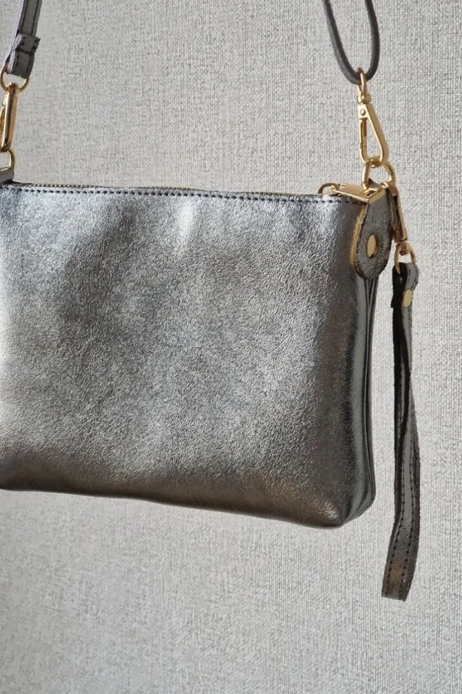 Bolso pequeño de piel plateado