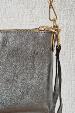 Bolso pequeño de piel plateado