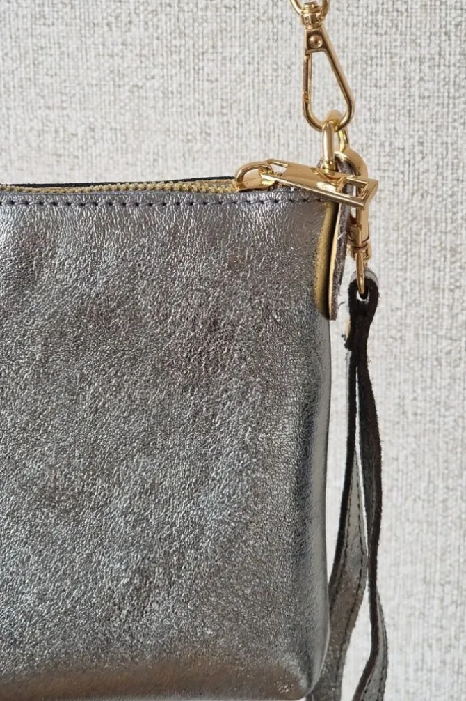 Bolso pequeño de piel plateado