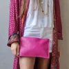Bolso piel fucsia con cadena dorado