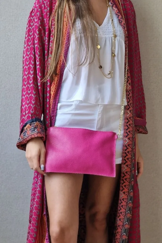 Bolso piel fucsia con cadena dorado