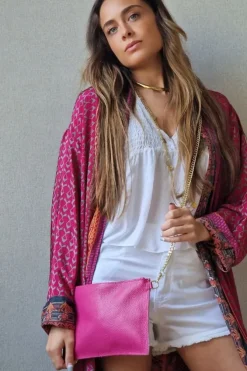 Bolso piel fucsia con cadena dorado