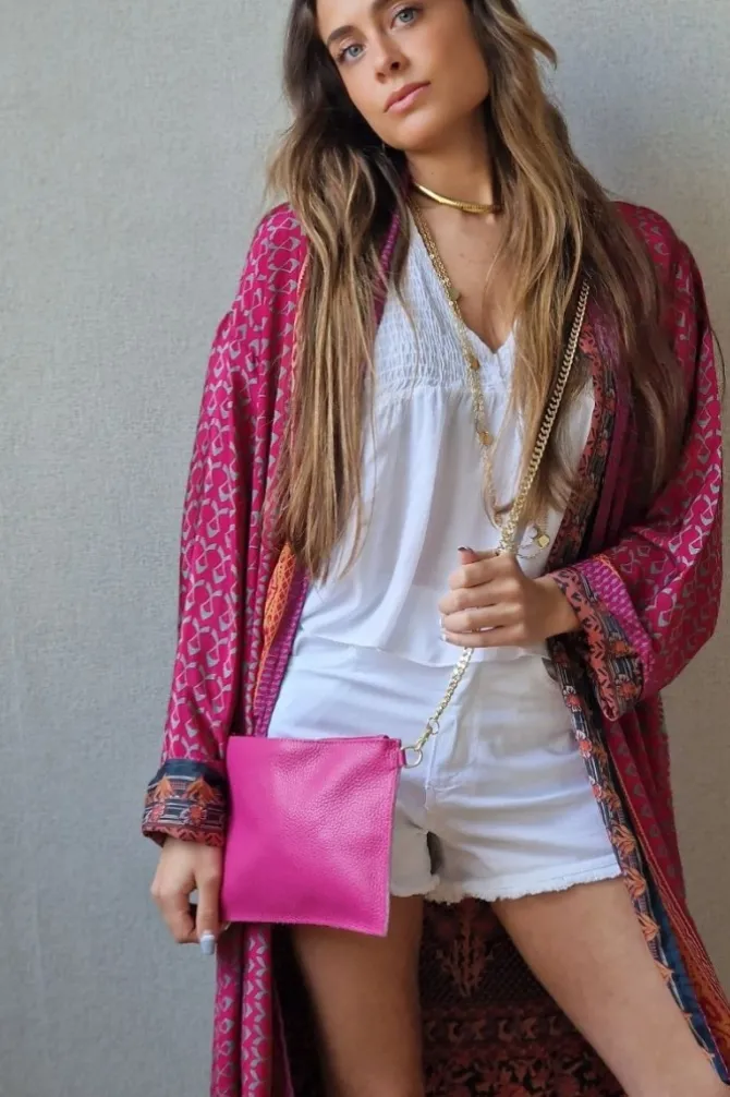 Bolso piel fucsia con cadena dorado